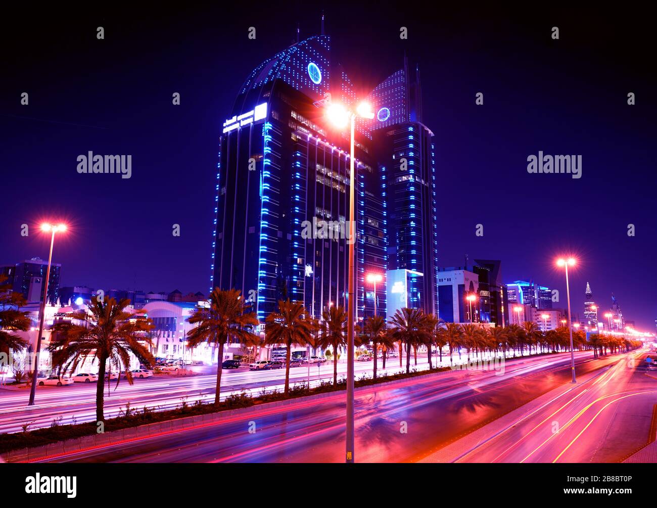 Riad, Saudi-Arabiens Hauptstadt und wichtigster Finanzstandort, King Fahad Road, nachts Stockfoto