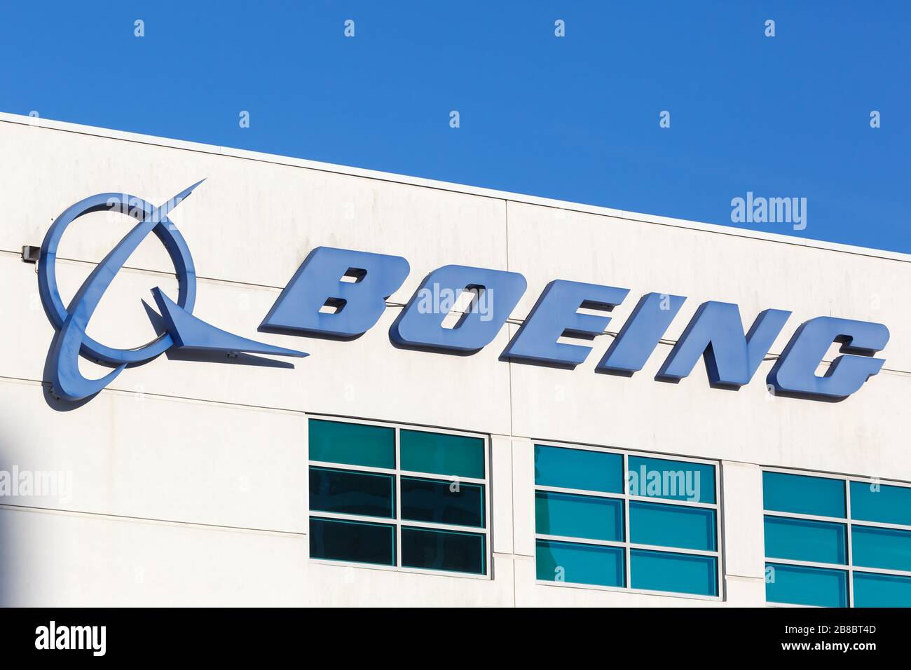 Los Angeles, Kalifornien - 12. April 2019: Boeing-Logo-Schild auf einem Gebäude am Los Angeles International Airport (LAX) in Kalifornien. Stockfoto
