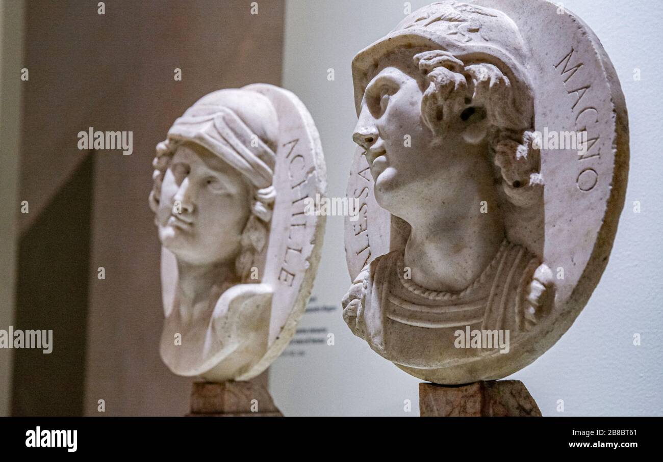Italien Emilia Romagna Ferrara - Palazzo Bonacossi - Riminaldi-Museum - Paar Medaillons mit Achilles und Alexander dem großen Stockfoto
