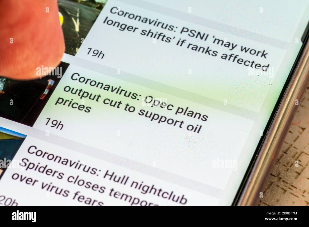 Coronavirus opec plant eine Senkung der Fördermenge, um den Text der Ölpreise auf dem Smartphone-Bildschirm - Northampton, Großbritannien - 06. März 2020 zu unterstützen. Stockfoto
