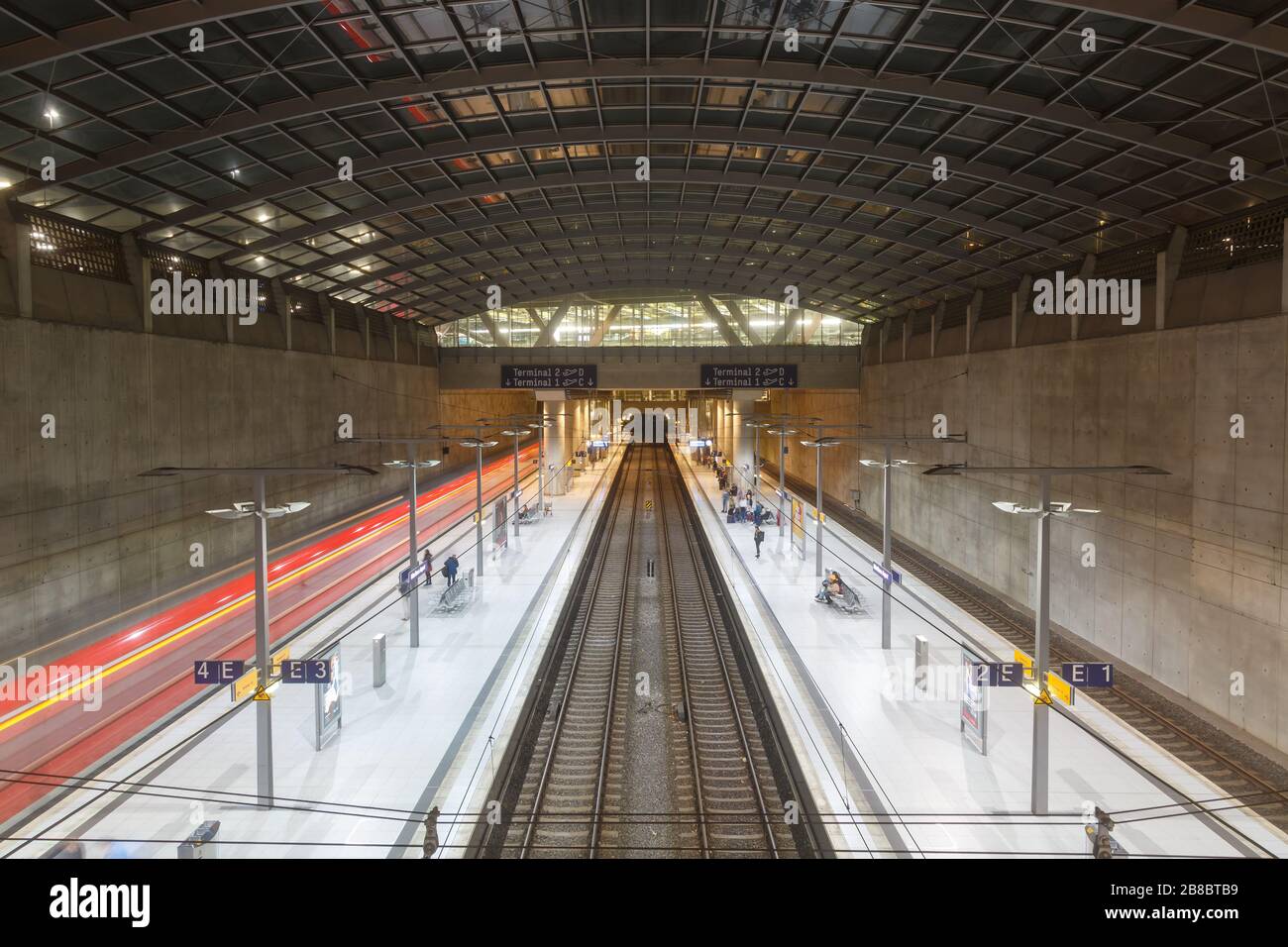 Köln, Deutschland - 2. November 2019: Bahnhof am Flughafen Köln-Bonn (CGN) in Deutschland. Stockfoto