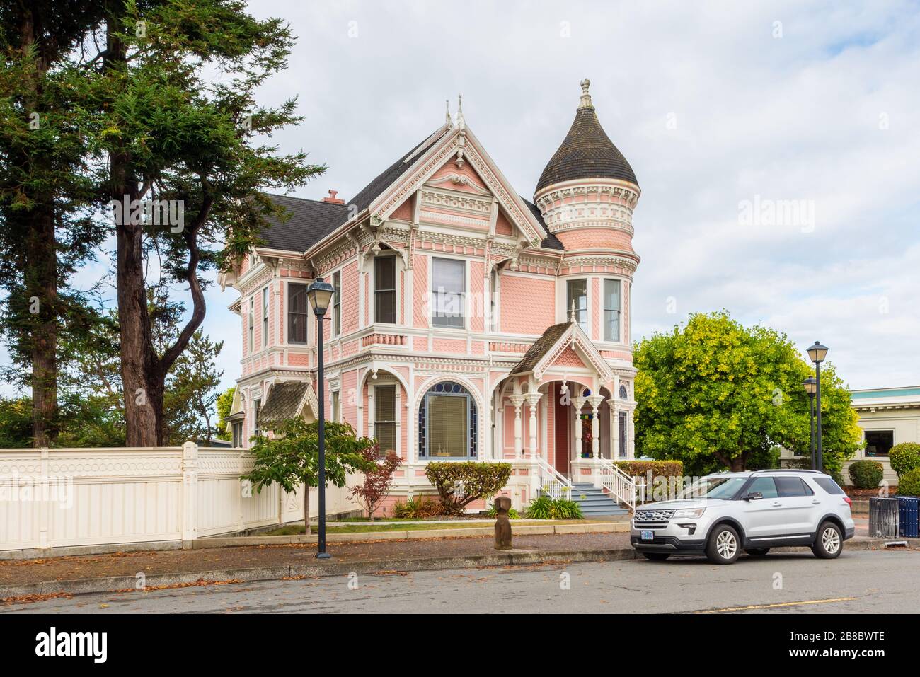 Viktorianisches Haus aus dem späten 19. Jahrhundert mit dem Namen "Pink Lady" in Eureka, Kalifornien, USA. Es ist heute ein Feriendomizil. Stockfoto