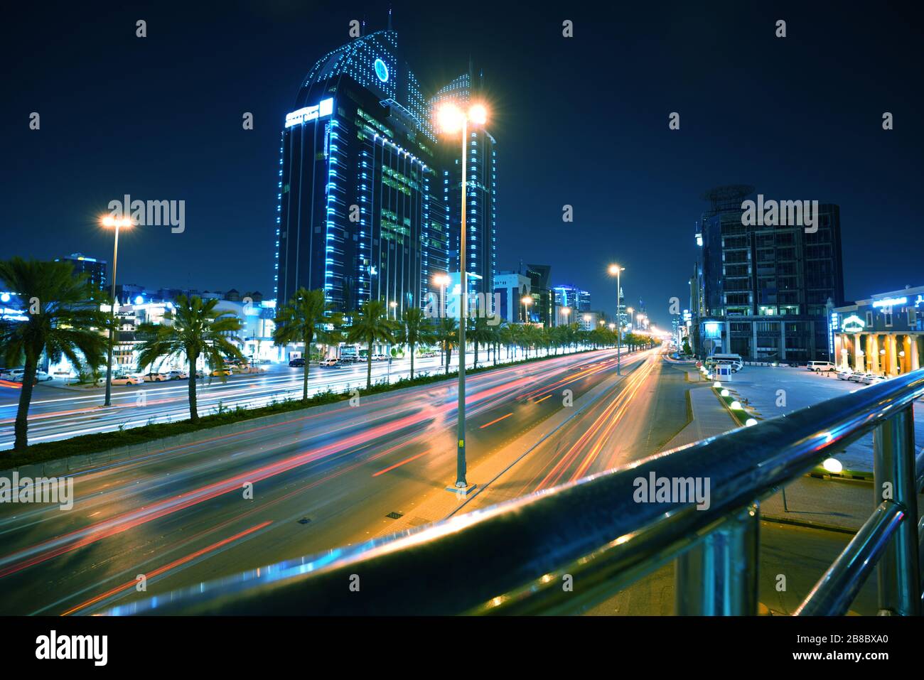 Riad, Saudi-Arabiens Hauptstadt und wichtigster Finanzstandort, King Fahad Road, nachts Stockfoto