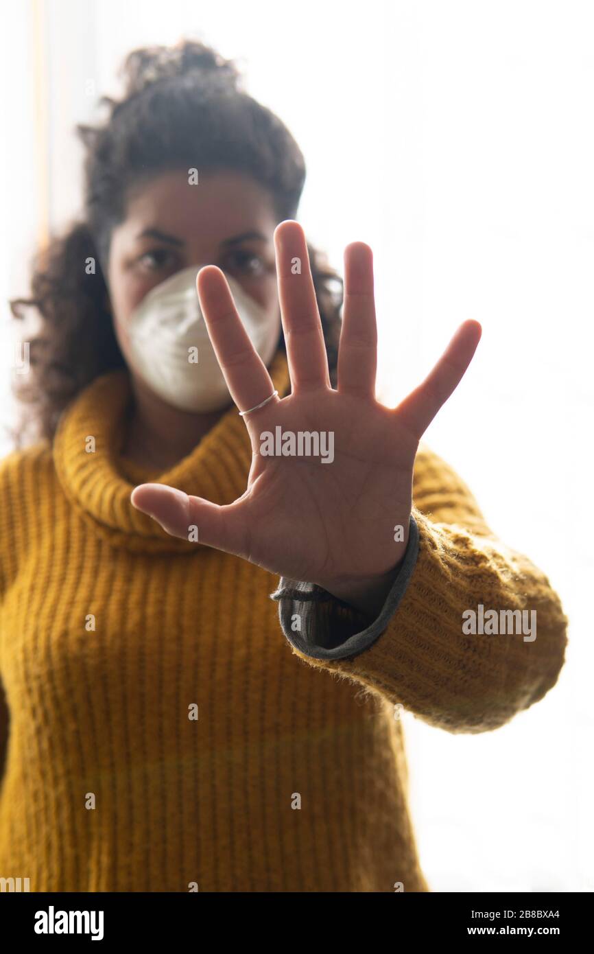 Frau schützt ihre Atemwege mit Maske, um Virusinfektionen zu vermeiden Stockfoto