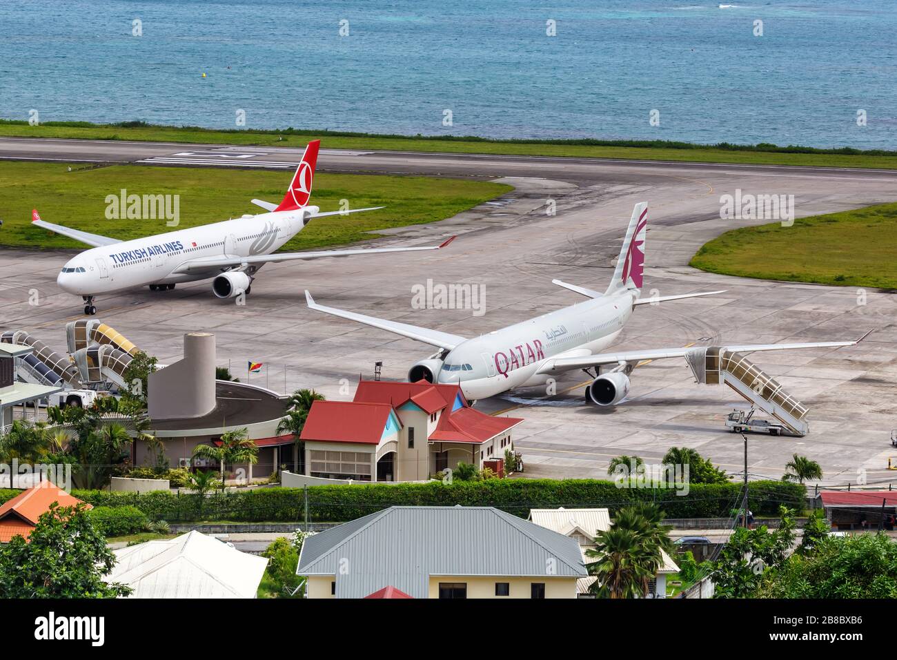 Mahe, Seychellen - 3. Februar 2020: Qatar Airways und Turkish Airlines Airbus A330 Flugzeuge am Flughafen Mahe (SEZ) auf den Seychellen. Stockfoto