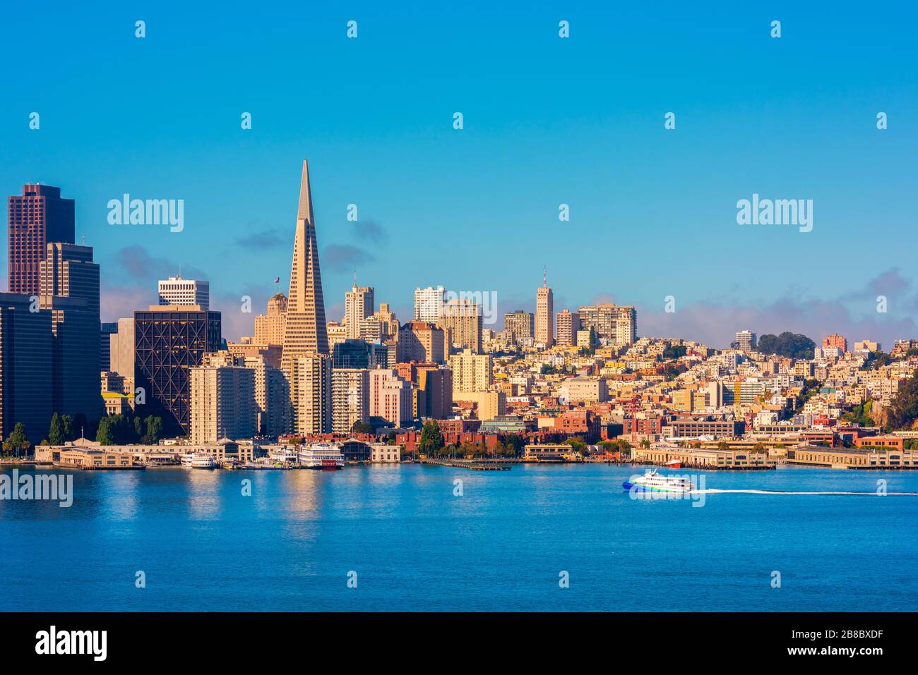 Fähre, die sich dem Hafen von San Francisco USA nähert Stockfoto