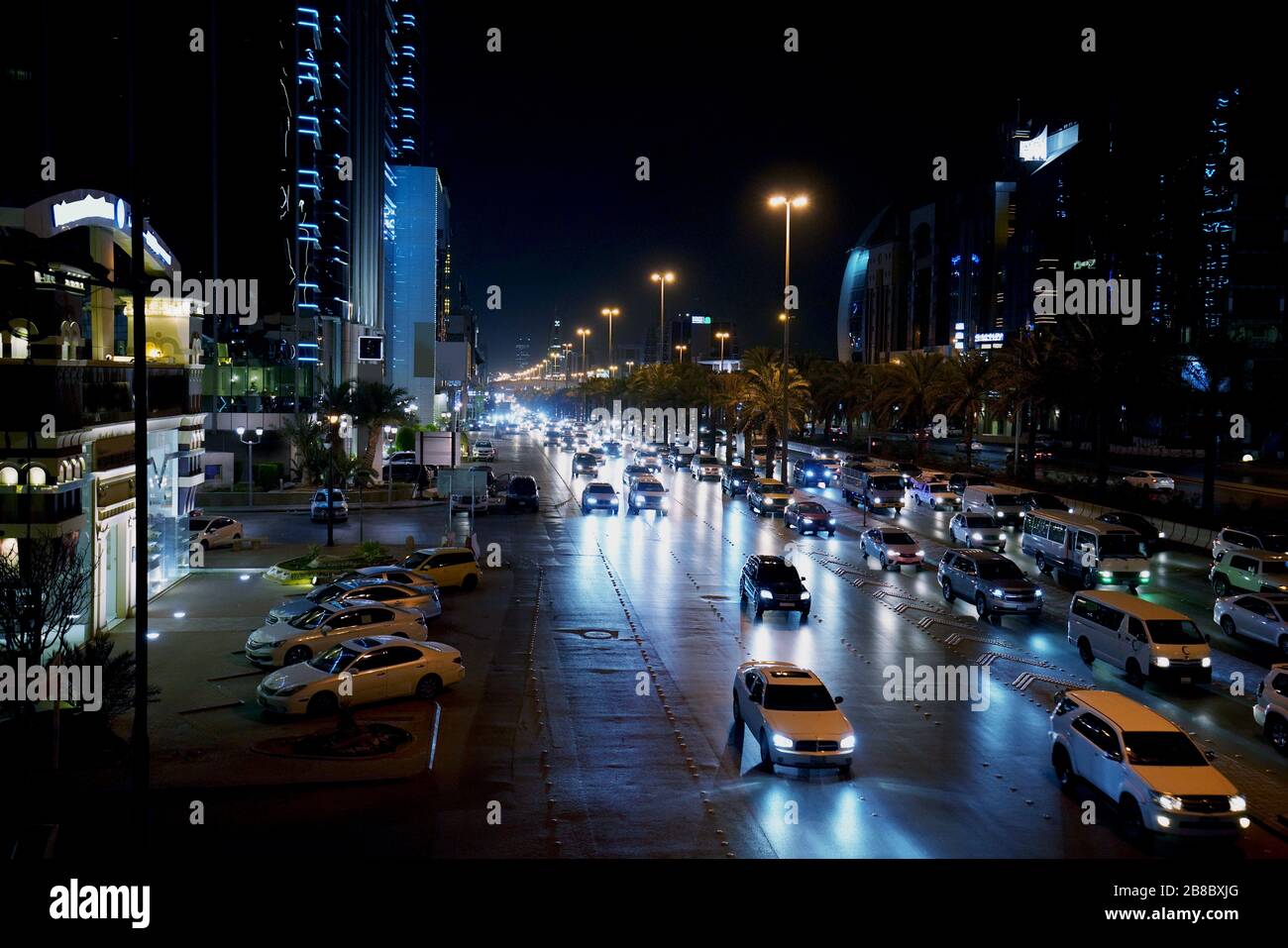 Riad, Saudi-Arabiens Hauptstadt und wichtigster Finanzstandort, King Fahad Road, nachts Stockfoto
