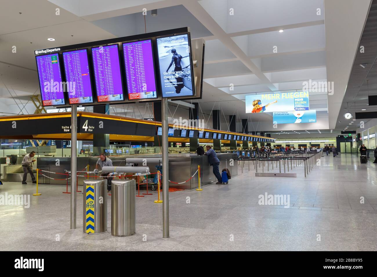 Zürich, Schweiz - 22. Februar 2018: Terminal Check-in 2 am Flughafen Zürich (ZRH) in der Schweiz. Stockfoto