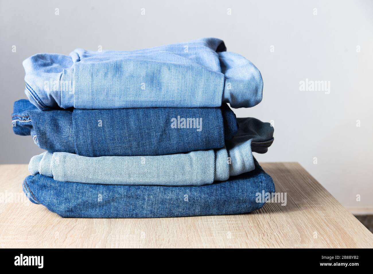 In einem Haufen gefaltete, blau gefärbte Jeans Stockfoto