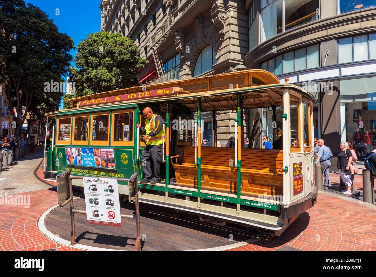 Der Betreiber wird eine Seilbahn in umgekehrter Richtung am Powell und Market Street Turntable in San Francisco USA herumschieben Stockfoto