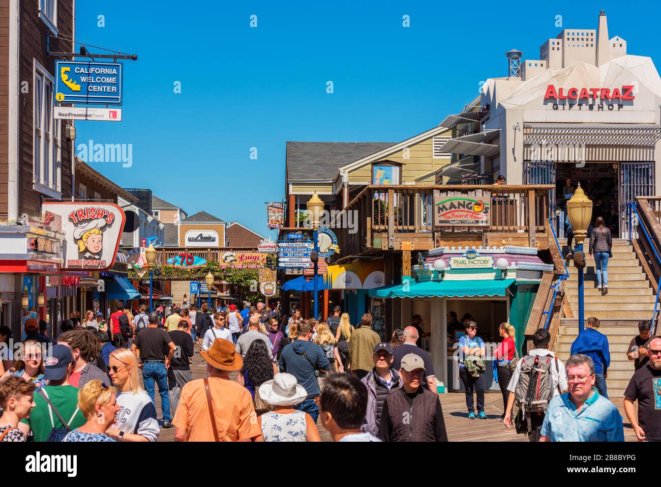 Geschäfte und Restaurants am Pier 39 in San Francisco, USA Stockfoto