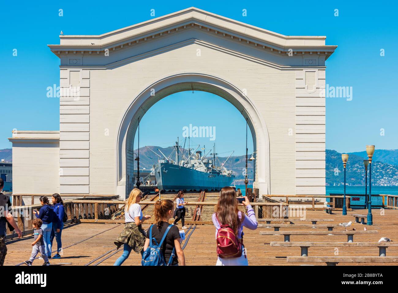 Ferry Arch und SS Jeremiah O'Brien Liberty Ship am Pier 43 San Francisco USA Stockfoto