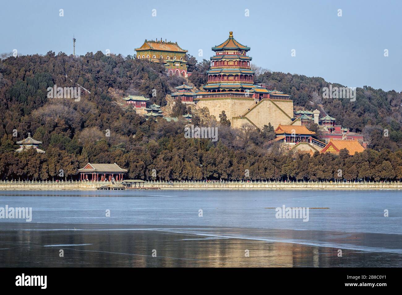 Blick auf den Langlebigkeitshügel mit der Halle des Weisheitsmeers und dem Turm buddhistischer Gebäude im Kaiserlichen Garten Des Sommerpalasts in Peking, China Stockfoto