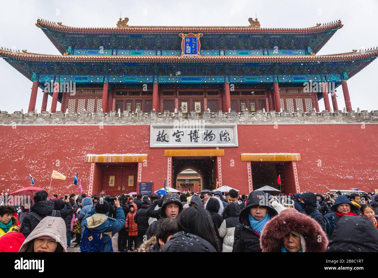 Touristen vor Shenwumen - Tor der göttlichen Fähigkeit auch als Tor der Göttlichen Macht bezeichnet - Nordtor der verbotenen Stadt in Peking, China Stockfoto