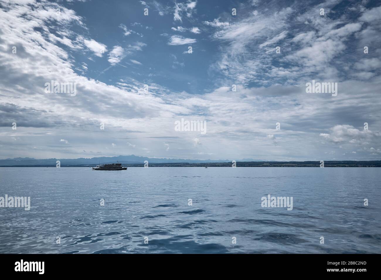 Passagierboot am Bodensee mit blauem Himmel und Wolken am Horizont Stockfoto