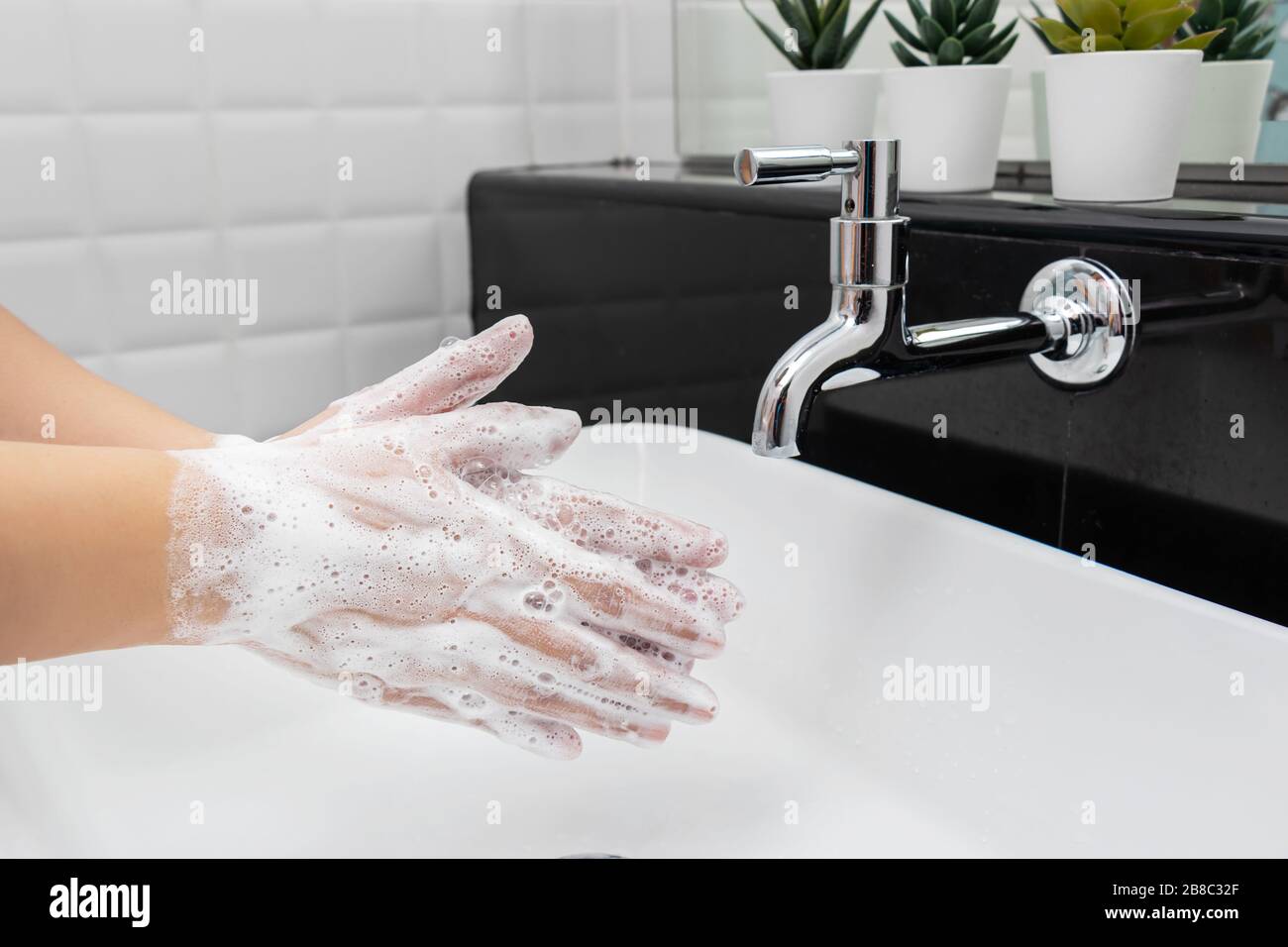 Persönliche Hygiene: Hände waschen, Hand gründlich mit Seife reiben, die viele Blasen zur Reinigung und Desinfektion hat, Vermeidung von Verstreuung Stockfoto