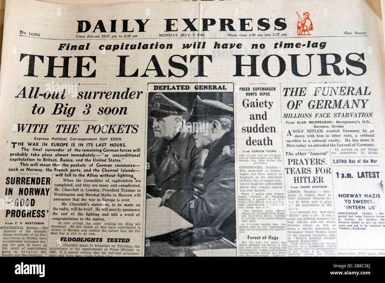 "Die letzten Stunden" Daily Express Startseite Zeitung Zweiten Weltkrieg Schlagzeile auf das Ende des Zweiten Weltkrieges im Zweiten Weltkrieg im Mai 7 1945 London England Großbritannien Stockfoto