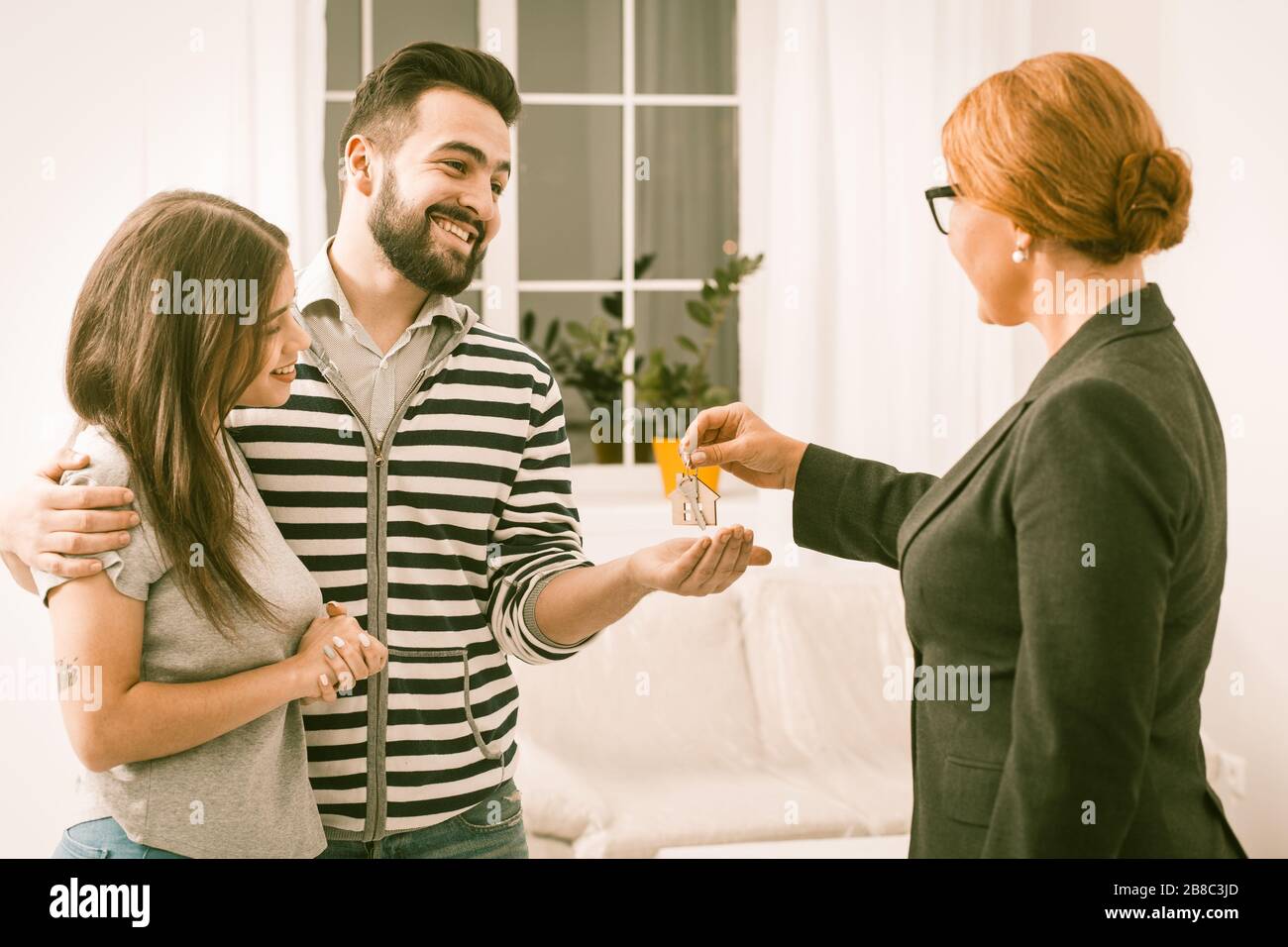 Junge Familie hat gerade eine neue Wohnung gekauft Stockfoto