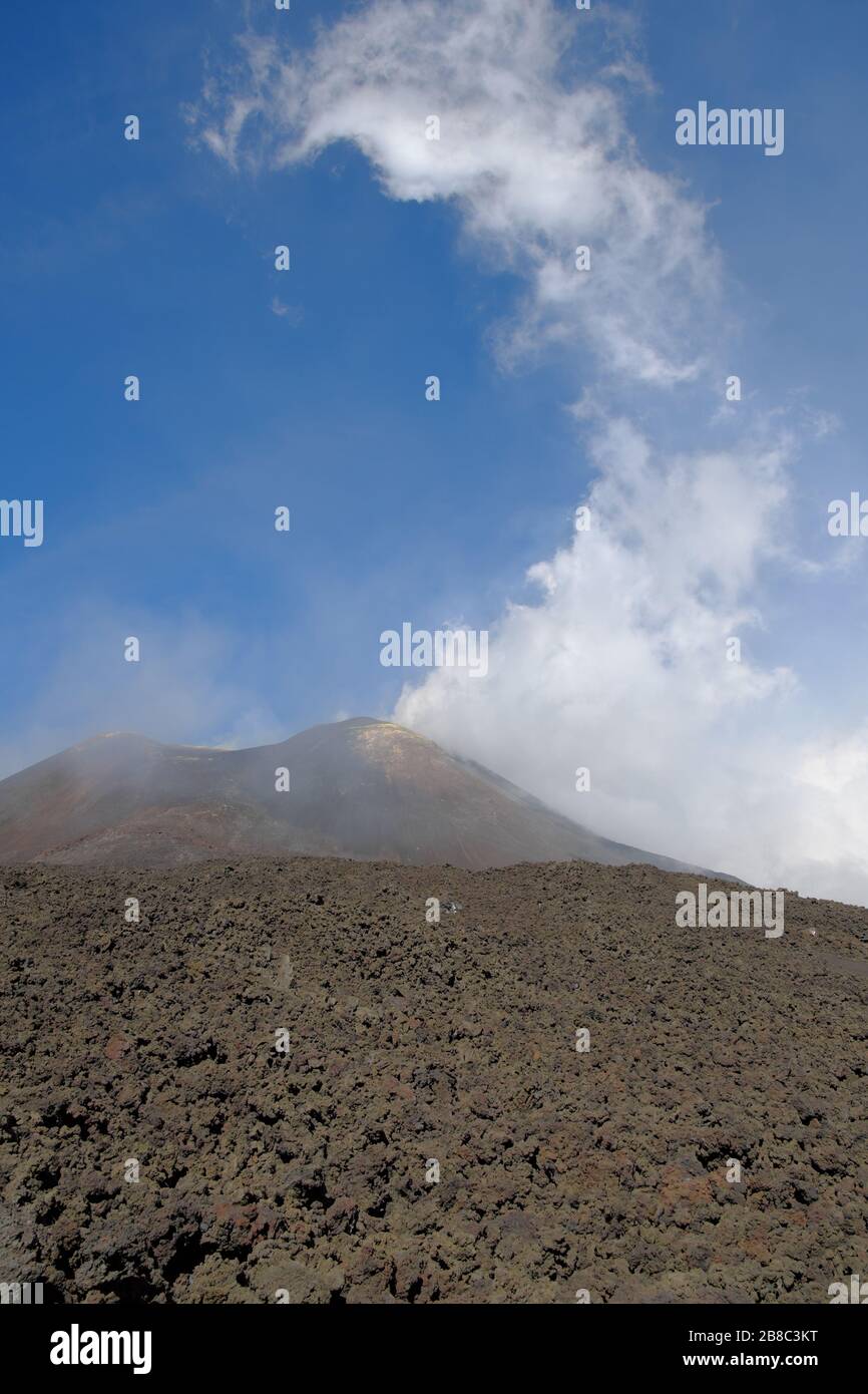 Der Gipfelkrater Ätna Süd-Ost wirft eine weiße Dampfpflaume aus, Sizilien Stockfoto
