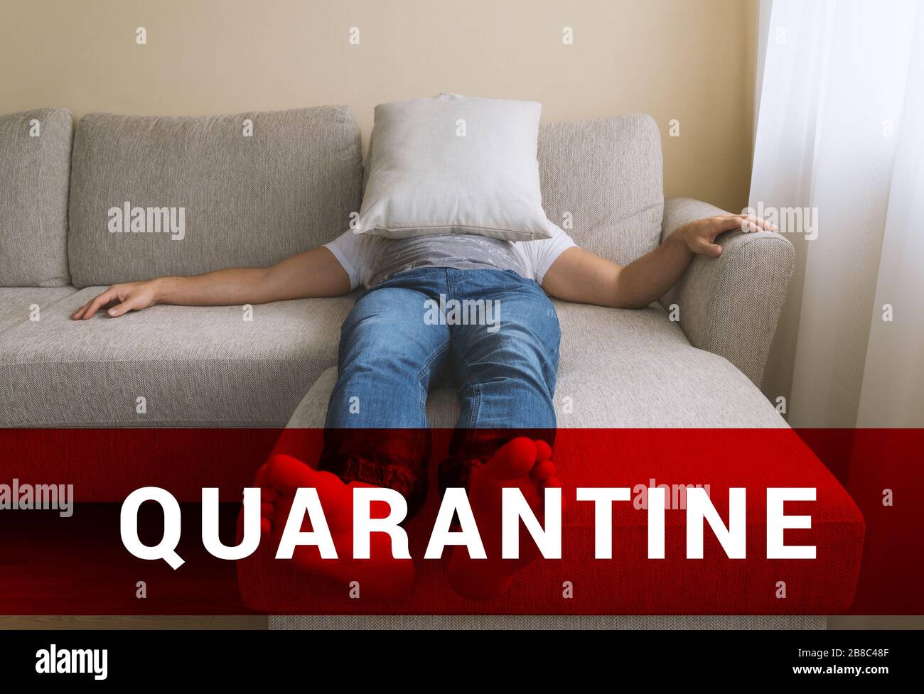 Gesichtsloser erwachsener müde Mann in blauer Jogger-Jeans, die auf dem Sofa in Depressionen liegt. Männer Depressionen Konzept Selbstisolierung während Coronavirus Quarantäne Kovid 19 Stockfoto