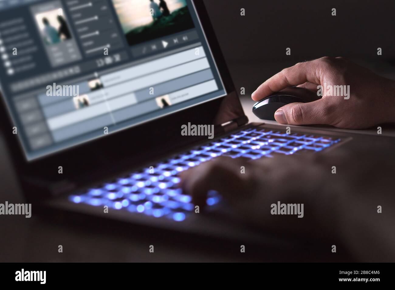 Videobearbeitung mit Laptop. Professioneller Editor mit Spezialeffekten oder Farbeinstufungen für kommerzielle Filme oder Filme. Mann mit Software. Stockfoto