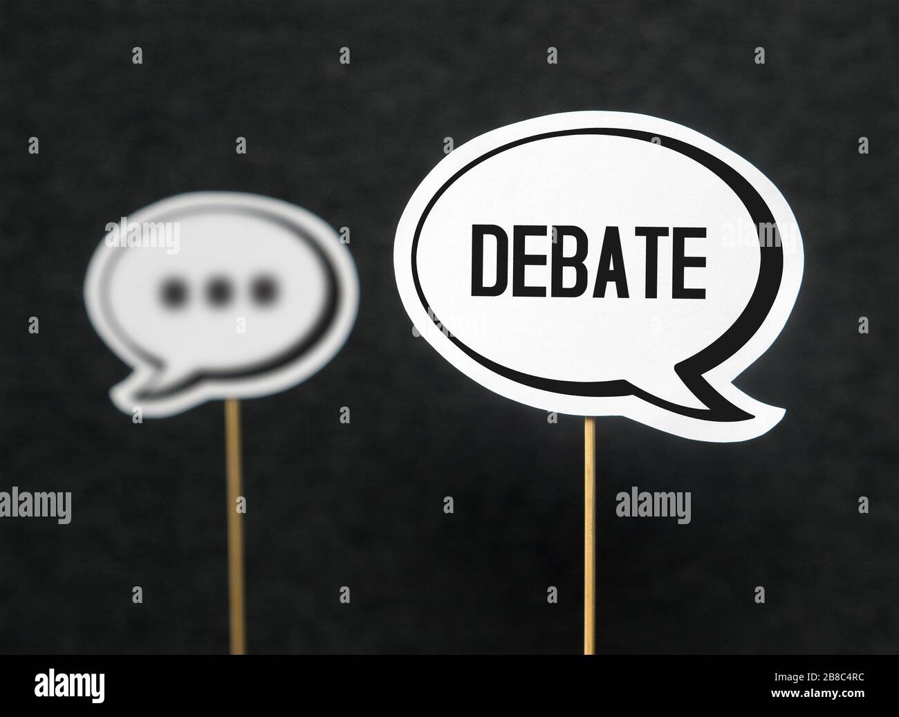 Debatte, Dialog, Kommunikation und Bildungskonzept. Über politische Meinungen sprechen. Zwei Sprechblasen aus Pappe. Stockfoto