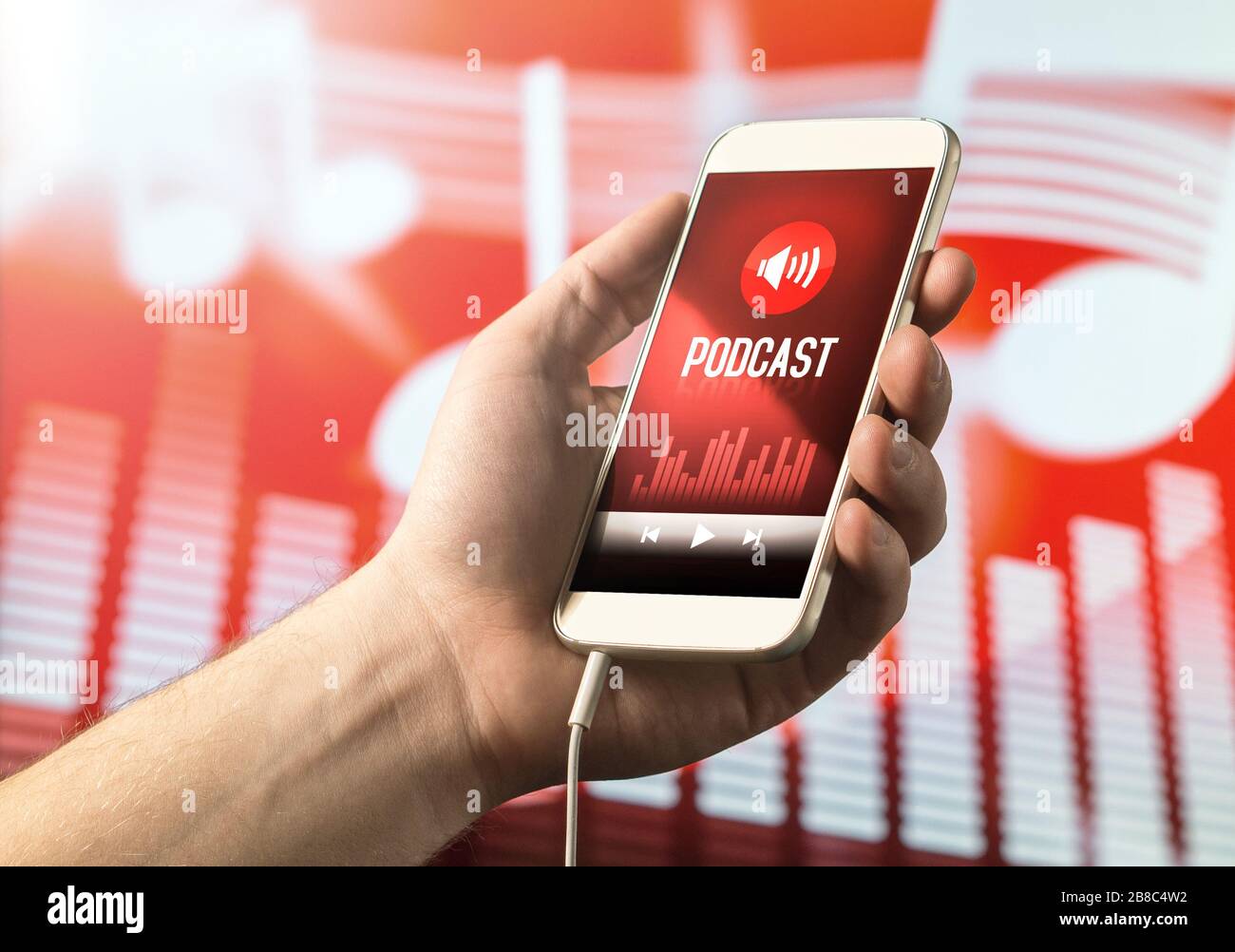 Halten Sie das Smartphone mit der Podcast-App auf dem Bildschirm in der Hand. Mobiltelefon mit Anwendung auf abstraktem Hintergrund. Stockfoto