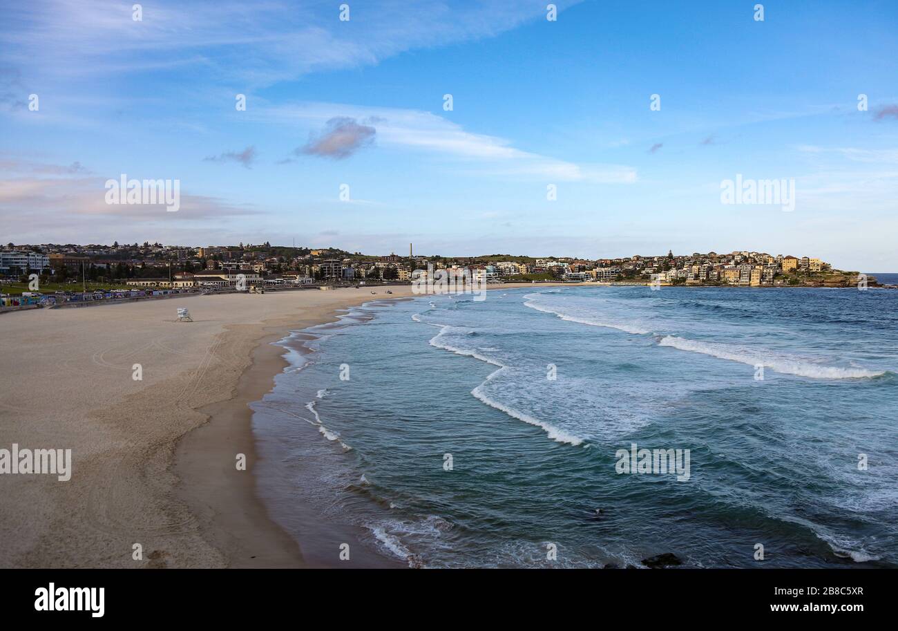 (200321) -- SYDNEY, 21. März 2020 (Xinhua) -- Foto vom 21. März 2020 zeigt den leeren Bondi Beach in Sydney, Australien. Australiens berühmter Bondi Beach wurde geschlossen, nachdem am Freitag Hunderte von Strandgängern auf dem Sand gedrängt hatten, die fortlaufenden Richtlinien zur sozialen Distanzierung ignorierten. Der Polizeiminister des Bundesstaates New South Wales David Elliott ordnete an, den Strand in Sydney am Samstagnachmittag zu schließen. Es gab 874 bestätigte Fälle von COVID-19 in Australien ab 6:30 Uhr Ortszeit am Samstag, unter denen es 382 im Staat New South Wales gibt. Sieben Menschen sind an der di gestorben Stockfoto