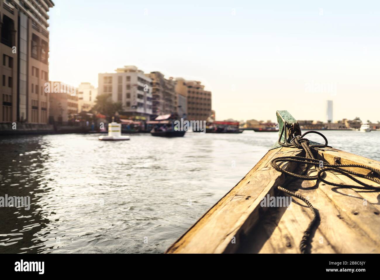 Abraboot in Dubai Creek. Wassertaxi im Fluss. Blick auf die Stadt von der traditionellen Fähre. Kreuzfahrt und alter Transport in den Vereinigten Arabischen Emiraten. Reisen und Segeln. Stockfoto