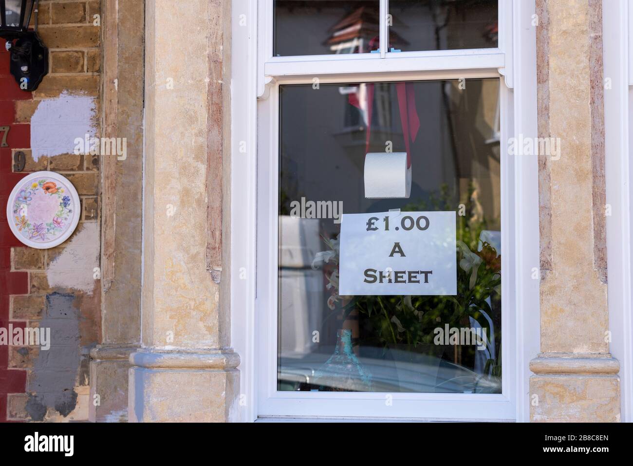 Westcliff on Sea, Essex, Großbritannien. März 2020. Ein humorvolles Schild in einem Fenster in der MacDonald Avenue, Westcliff, bietet Toilettenpapier für £1 pro Blatt an. Angebot und Nachfrage Witz Stockfoto