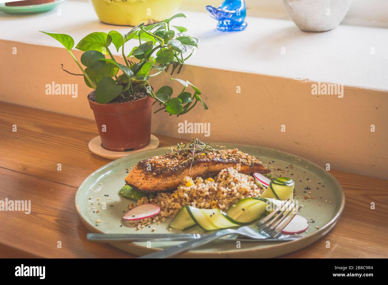 Sous vide Miso Lachs und Avocado serviert mit Quinoa Edamame Salat Stockfoto