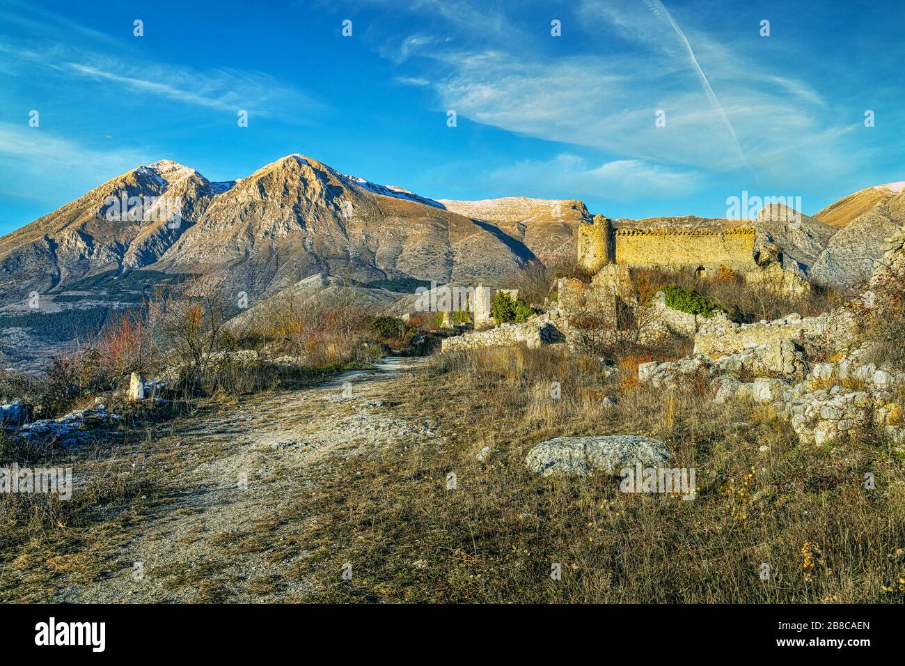 Die mittelalterlichen Ruinen der Burg Alba Fucens, Abruzzen Stockfoto