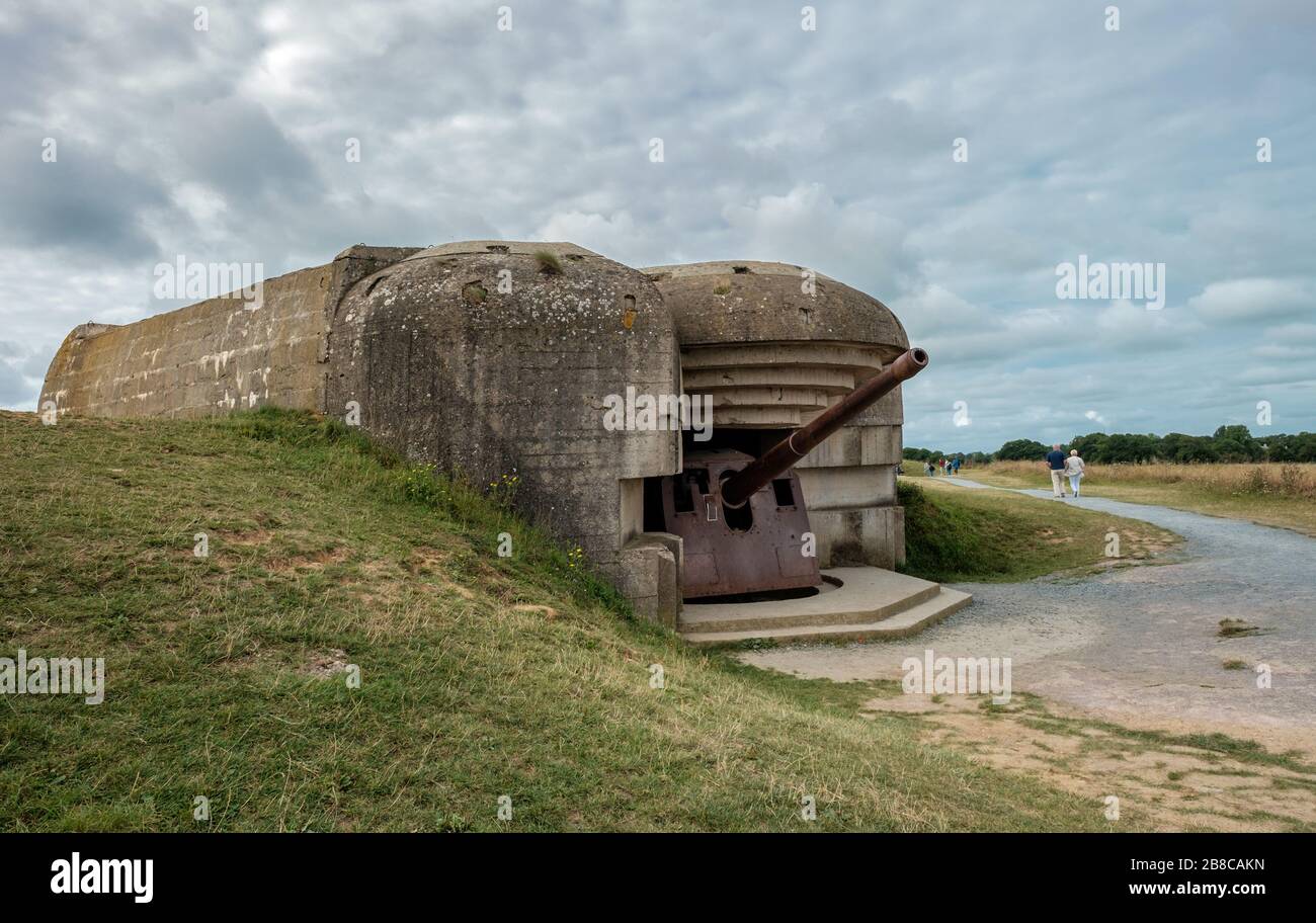 Touristen, die die Waffenbatterie des zweiten Weltkriegs von Longues-sur-Mer in der Normandie besuchen. Stockfoto