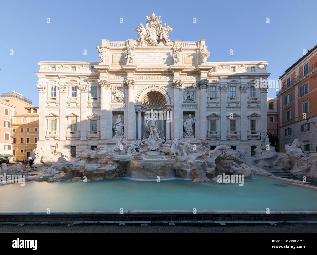 Lange Belichtung der Fassade und des Pools des Trevi-Brunnens, mit verschwommem fließendem Wasser und ohne sichtbare Menschen, in Rom, Italien Stockfoto