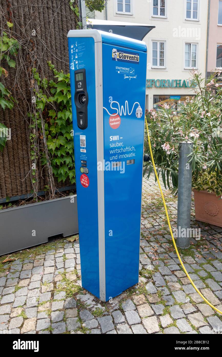 Ein Gioventu-rat installierte eine Ladestation für Elektrofahrzeuge im Zentrum von Ingolstadt, Bayern, Deutschland. Stockfoto