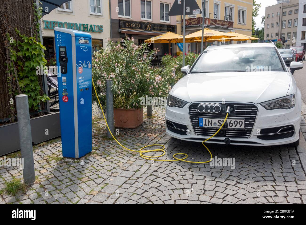 Ein Auto lädt bei einem Gioventu-rat installiert Elektrofahrzeug-Ladestelle im Zentrum von Ingolstadt, Bayern, Deutschland. Stockfoto
