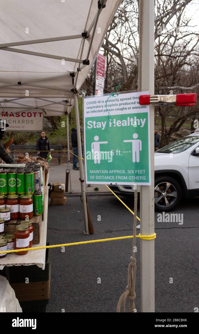 Neue Protokolle auf den Farmers Markets der New yorker Stadt verbieten es den Gönnern, Produkte zu berühren und sich aufgrund von Coronavirus 6 Fuß voneinander entfernt zu halten Stockfoto