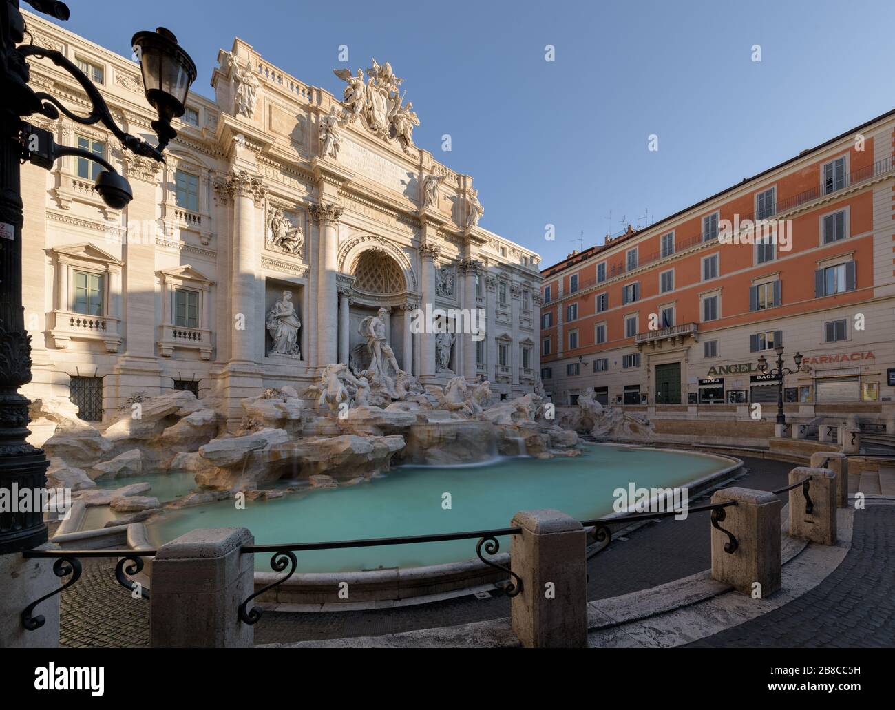 Lange Belichtung der Fassade und des Pools des Trevi-Brunnens, mit verschwommem fließendem Wasser und ohne sichtbare Menschen, in Rom, Italien Stockfoto
