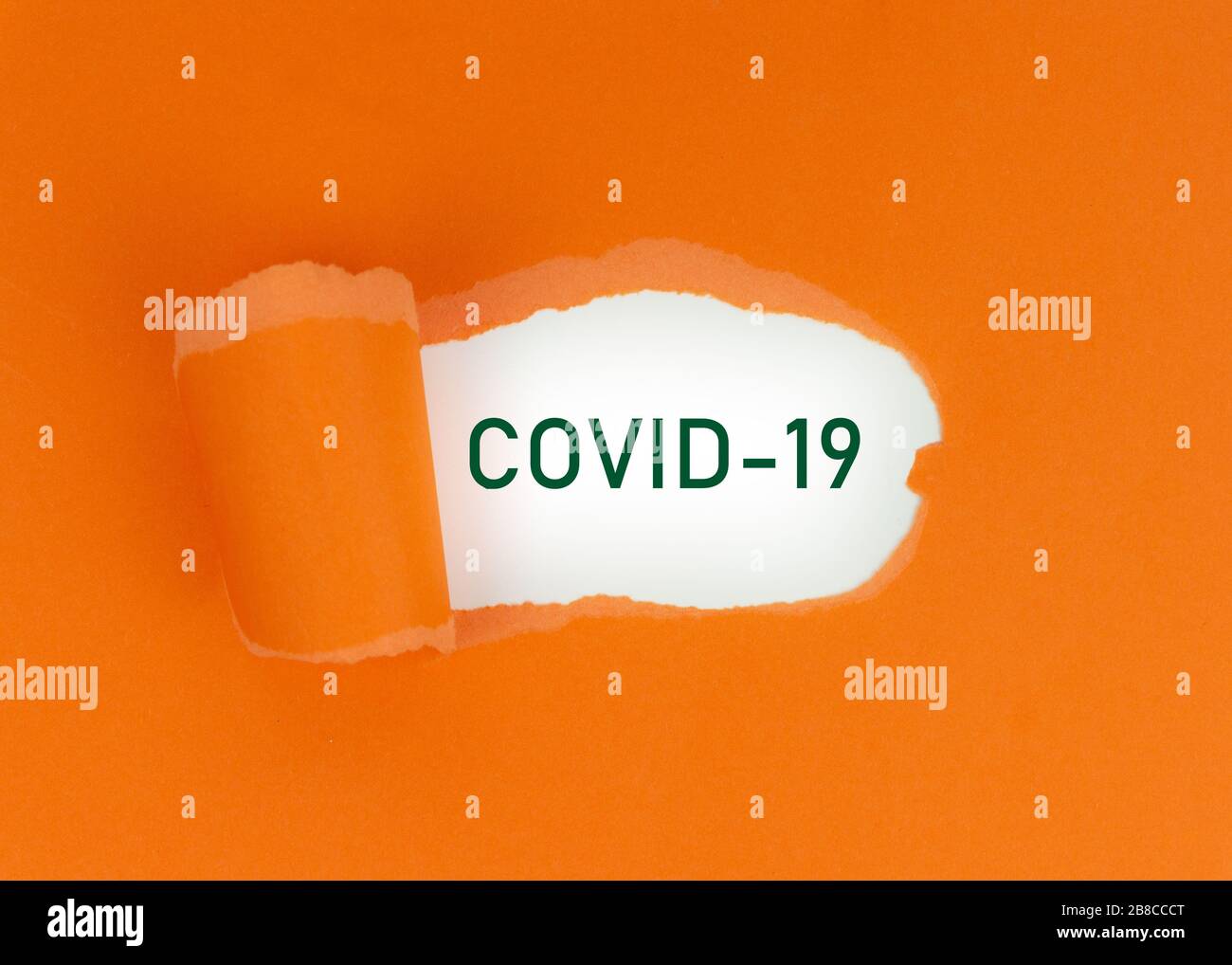 Text COVID-19 in zerrissene Papieröffnung. Covid19 ist ein offizieller Name für den Roman Coronavirus 2019-nCoV. Stockfoto