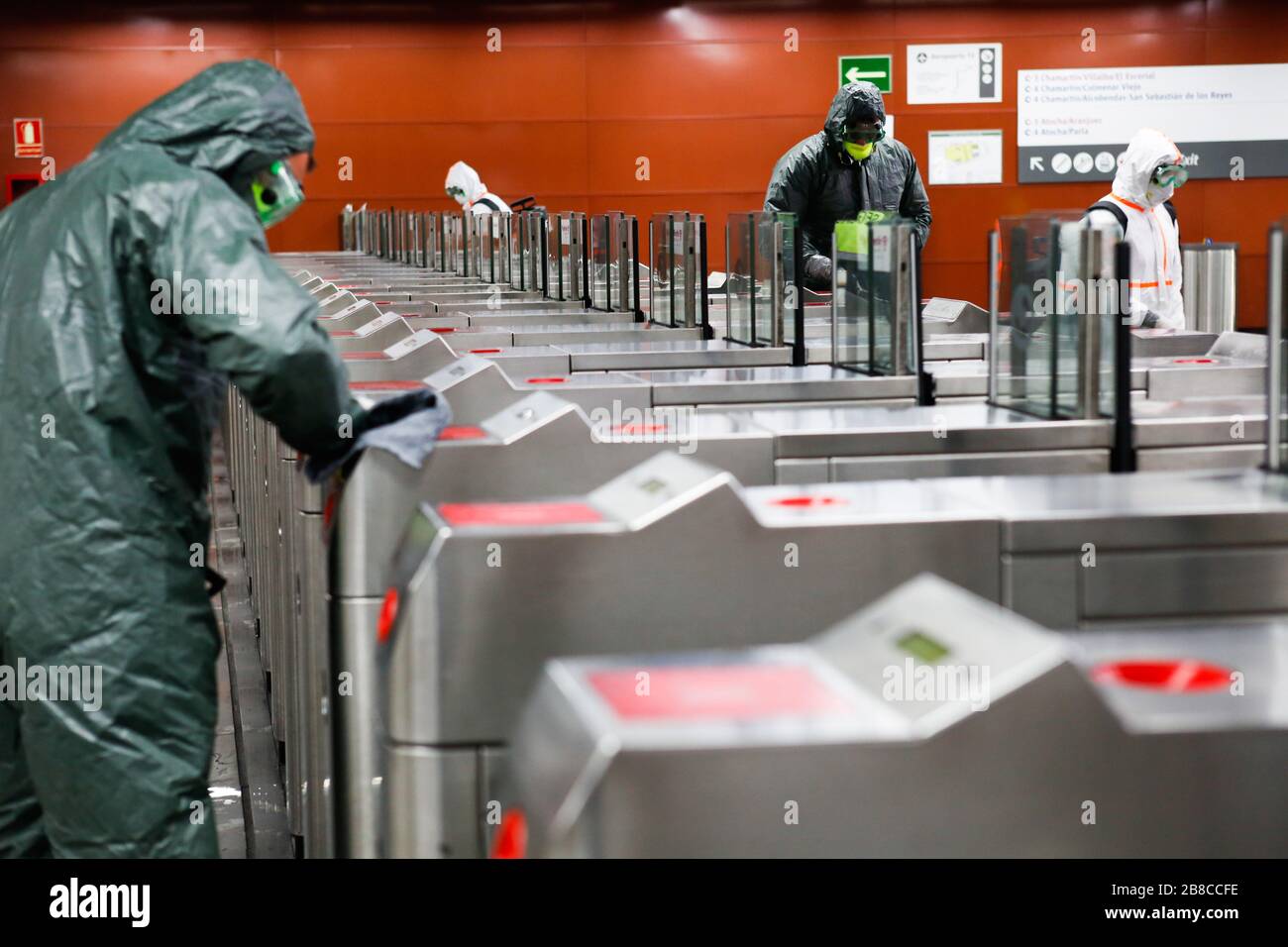 Mitglieder der spanischen Notarmee, die in Schutzanzügen gekleidet sind, die inmitten von Bedrohungen durch Coronavirus am Bahnhof Puerta del Sol sauber sind.nach sechs Tagen in einem Sperrfall, seit Spaniens Regierung wegen der Ausbreitung von Coronavirus den Alarmzustand erklärt hat, nehmen die Opfer von Covd19 jeden Tag dramatisch zu. Desinfektionsmaßnahmen der öffentlichen Räume, die von der Armee durchgeführt werden, und eine intensive polizeiliche Überwachung der Bevölkerung Madrids sind zu einer Routine in der spanischen Hauptstadt geworden. Stockfoto