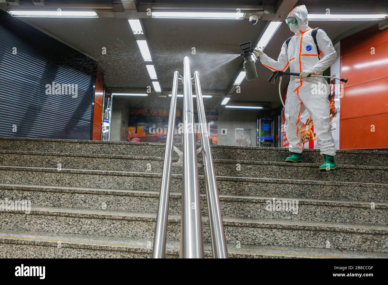 Ein Mitglied der spanischen Notarmee, gekleidet in einer Schutzanzug, sprüht Desinfektionsmittel als vorbeugende Maßnahme gegen die Ausbreitung von Coronavirus im Bahnhof Puerta del Sol.nach sechs Tagen in einem Sperrfall, seit Spaniens Regierung den Alarmzustand aufgrund der Ausbreitung von Coronavirus erklärt hat, Die Opfer von Covd19 nehmen jeden Tag dramatisch zu. Desinfektionsmaßnahmen der öffentlichen Räume, die von der Armee durchgeführt werden, und eine intensive polizeiliche Überwachung der Bevölkerung Madrids sind zu einer Routine in der spanischen Hauptstadt geworden. Stockfoto