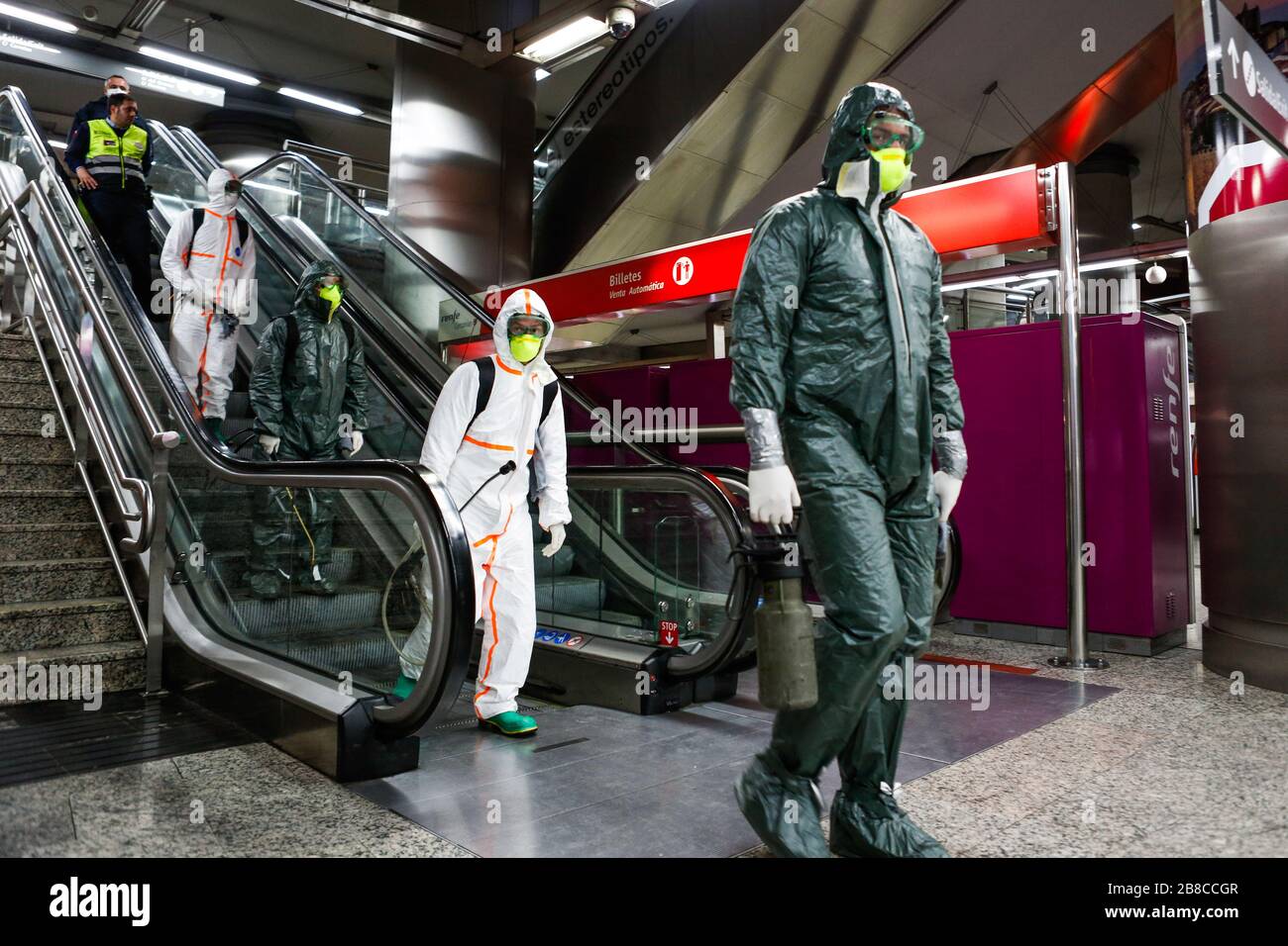 Mitglieder der spanischen Notarmee, die mit Schutzanzügen gekleidet sind, sprühen Desinfektionsmittel als vorbeugende Maßnahme gegen die Ausbreitung von Coronavirus im Bahnhof Puerta del Sol.nach sechs Tagen in einem Sperrverfahren, da Spaniens Regierung wegen der Ausbreitung von Coronavirus den Alarmzustand erklärte, Die Opfer von Covd19 nehmen jeden Tag dramatisch zu. Desinfektionsmaßnahmen der öffentlichen Räume, die von der Armee durchgeführt werden, und eine intensive polizeiliche Überwachung der Bevölkerung Madrids sind zu einer Routine in der spanischen Hauptstadt geworden. Stockfoto