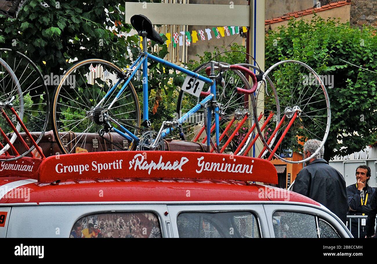 Tour de France 1960, das Fahrrad des französischen Meisters Roger Riviere auf dem Dach seines Sportdirektors, Issoire, Frankreich Stockfoto