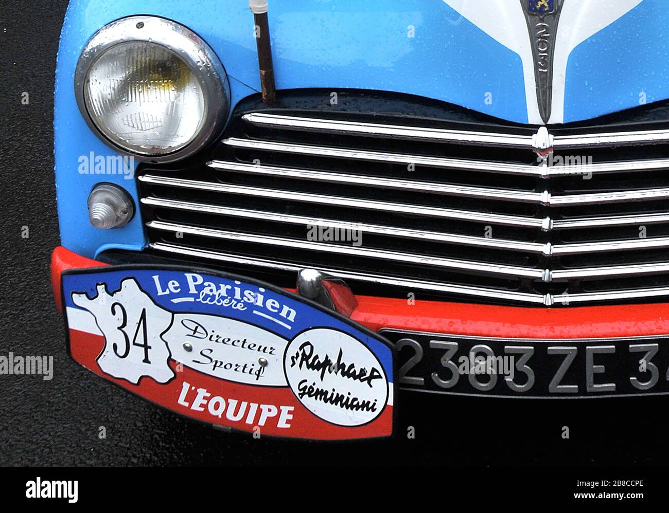 Altes Auto der Tour de France, Peugeot 203 des Sportmanagers des St Raphael Geminiani Teams, Issoire, Frankreich Stockfoto