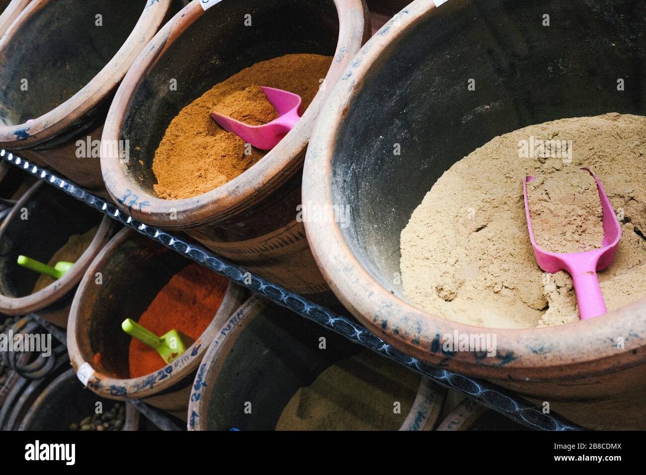 Kaufen Sie lokale bunte Gewürze auf dem freien Markt in Indien. Stockfoto