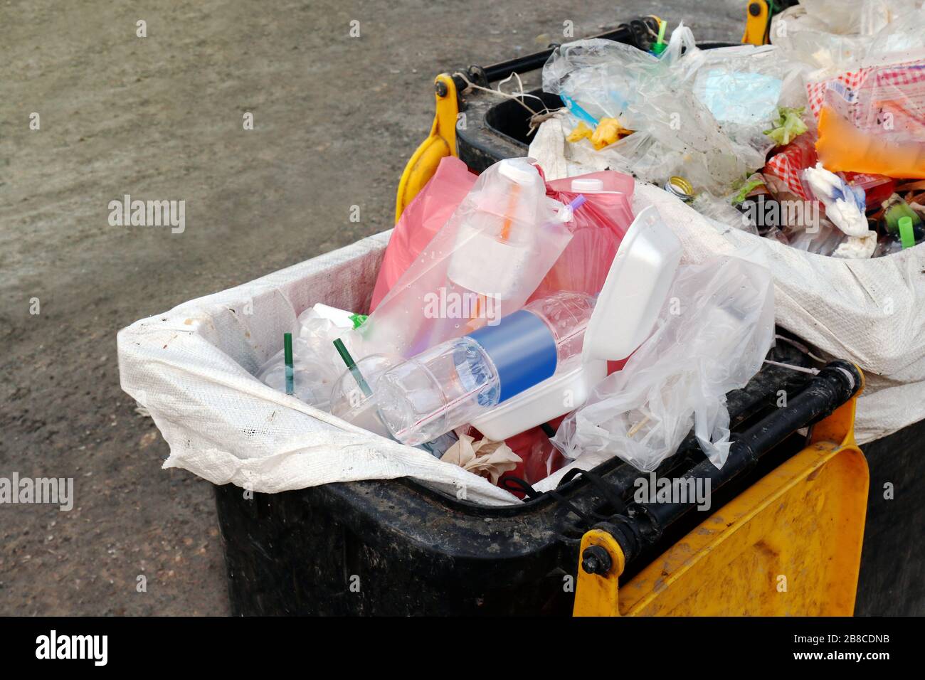 Müllcontainer, Mülleimer Kunststoff-Müll, Müllcontainer Müllbeutel schließen sich, Verschmutzungsmüll Kunststoffabfall, Müllcontainer Plastiktüten Haufen Stockfoto