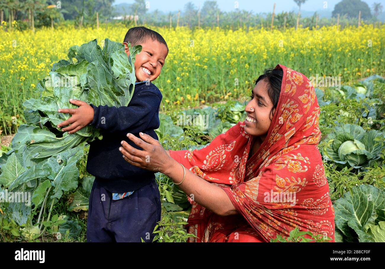 Die glücklichen Momente von Mutter und Kind auf dem Gebiet der Kohlfarmen des entlegenen Dorfes Indien. Stockfoto