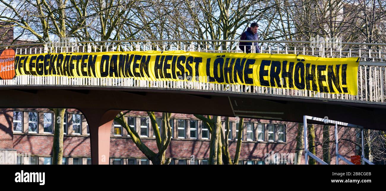 Dortmund, 21.3.2020: Im Zusammenhang mit der Personalbelichtung im Pflegekreis der Coronakrise findet ein Banner mit der Gestaltung zur Lohnerhötung für Pflegekräfte an einer einer Füssgängerbrücke über den Rheinlanddamm (Bundesstraße 1) im Stadtgebiet von Dortmund/21. März 2020. Im Zusammenhang mit der Belastung des Pflegepersonals während der Coronakrise hängt ein Banner, das eine Lohnerhöhung für das Pflegepersonal fordert, an einer Fußgängerbrücke über den Rheinlanddamm (Nationalstraße Nr. 1) im Stadtgebiet von Dortmund, Deutschland Stockfoto