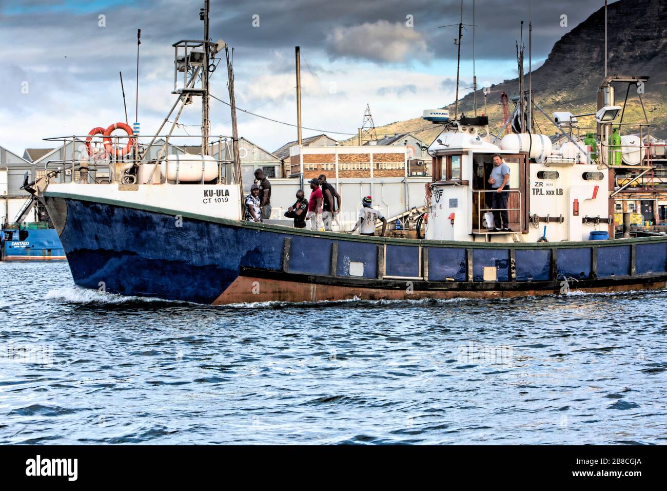 Die Ku-Ula geht aus dem Table Bay Harbour von Kapstadt auf dem Weg zu den Gewässern des Südatlantiks und seiner Fischfüttel Stockfoto