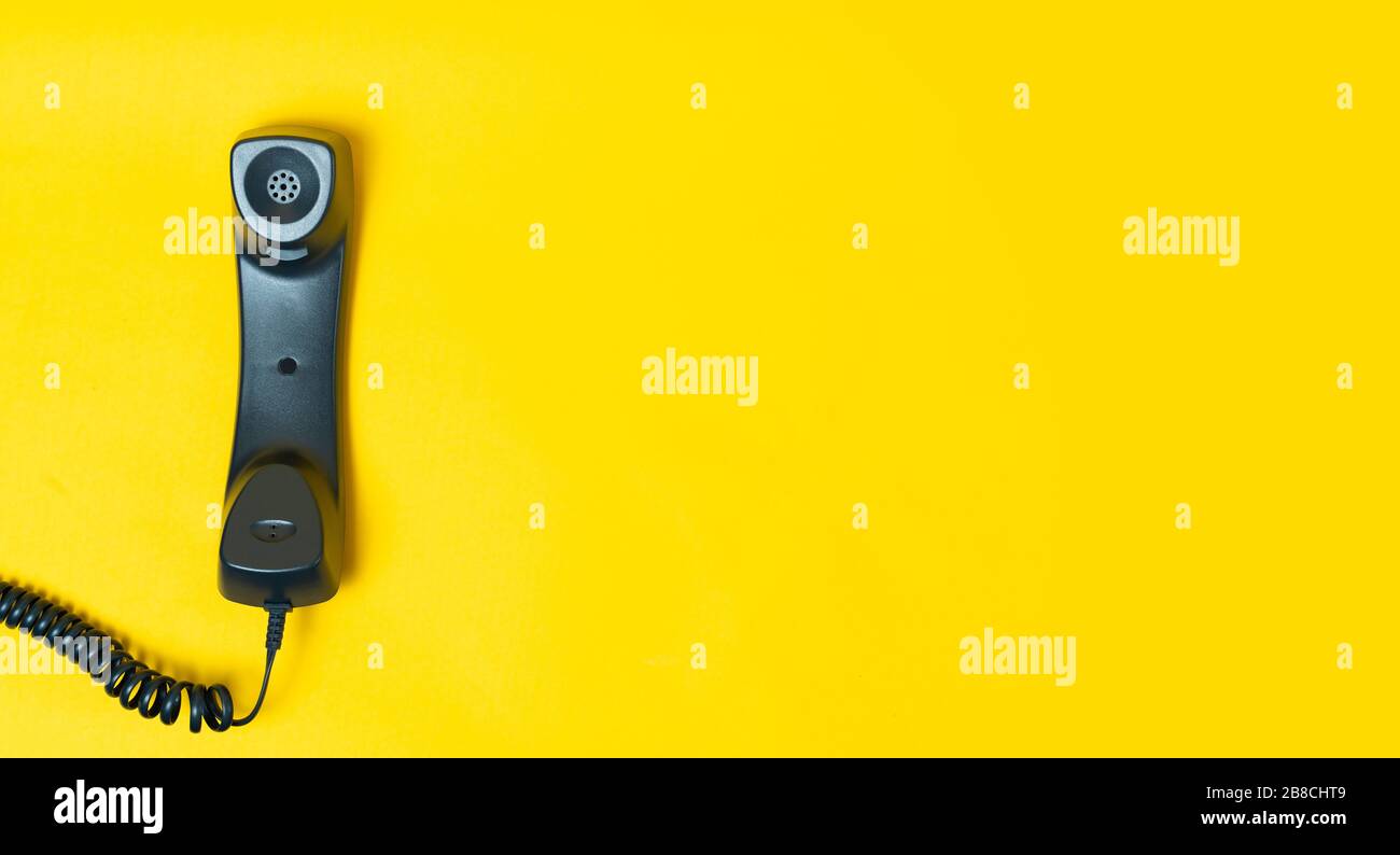 Festnetztelefon auf gelbem Hintergrund Stockfoto